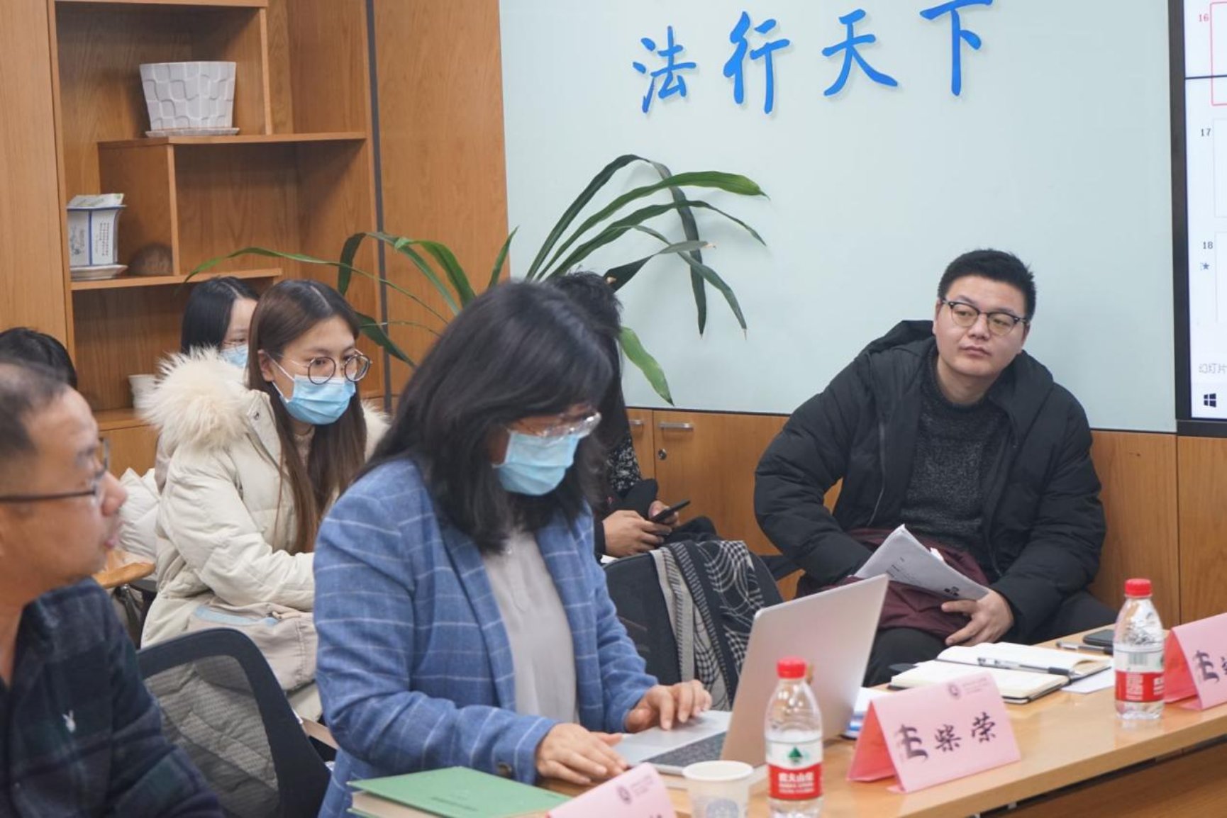 人们坐在桌子前

描述已自动生成