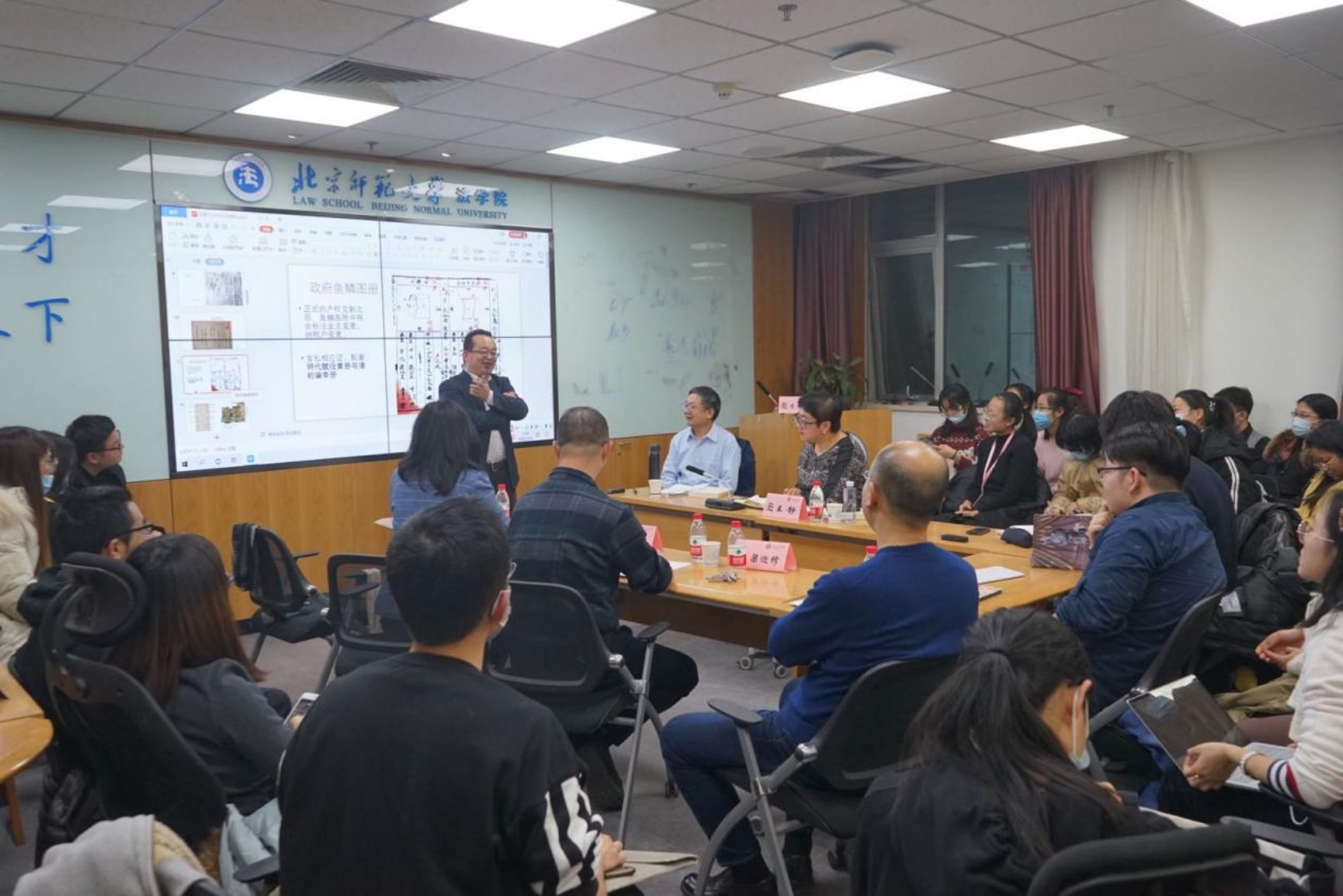 一群人正在听演讲

描述已自动生成