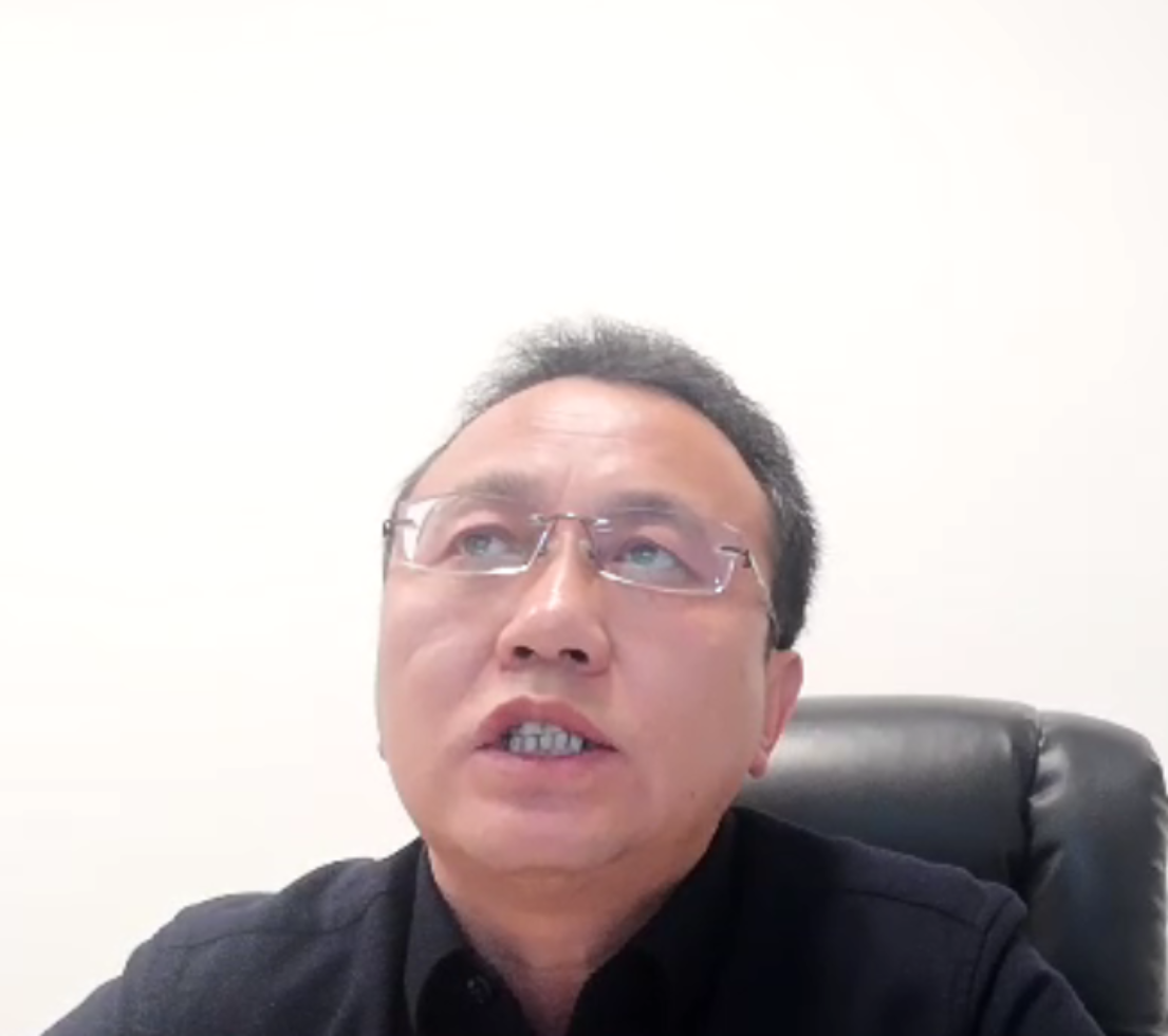 微笑的男人

描述已自动生成