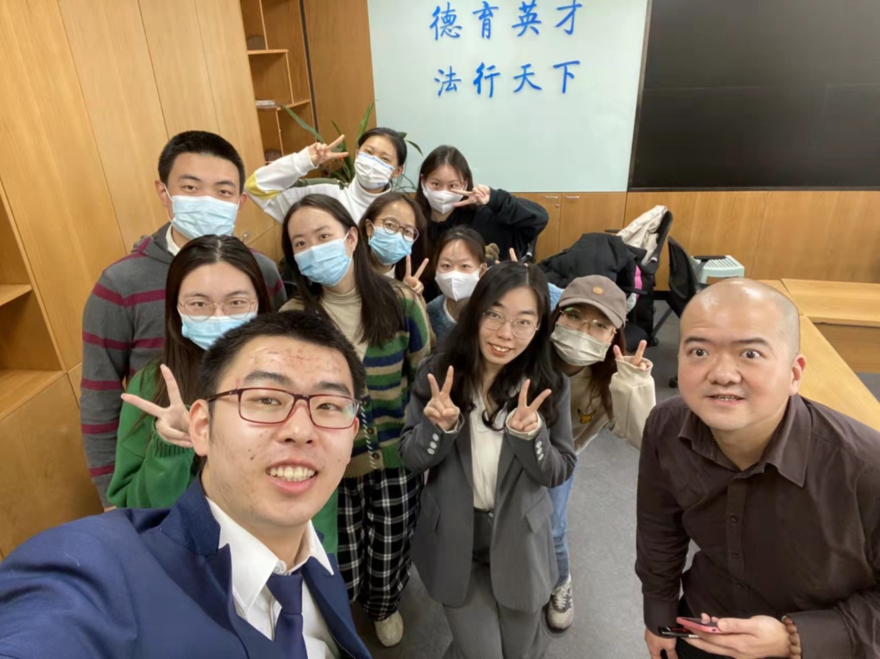 一群人聚在一起合影

描述已自动生成