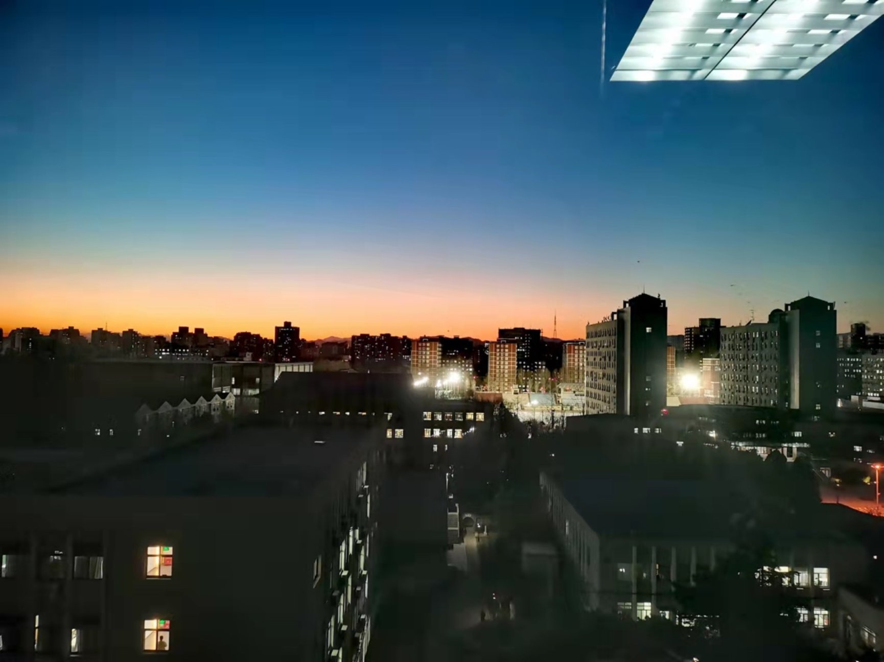 夜晚的城市

描述已自动生成