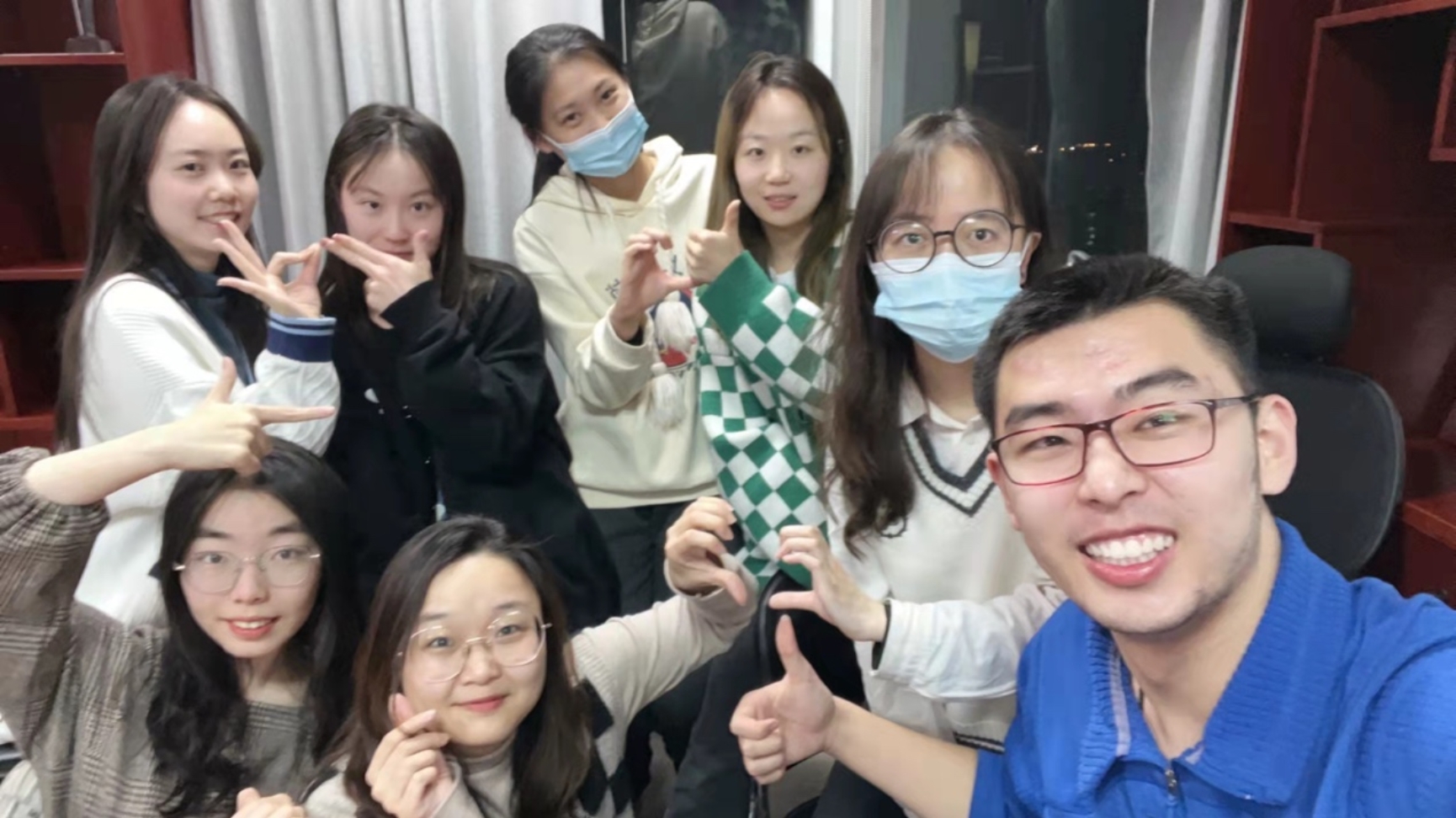 一群微笑的小孩

中度可信度描述已自动生成