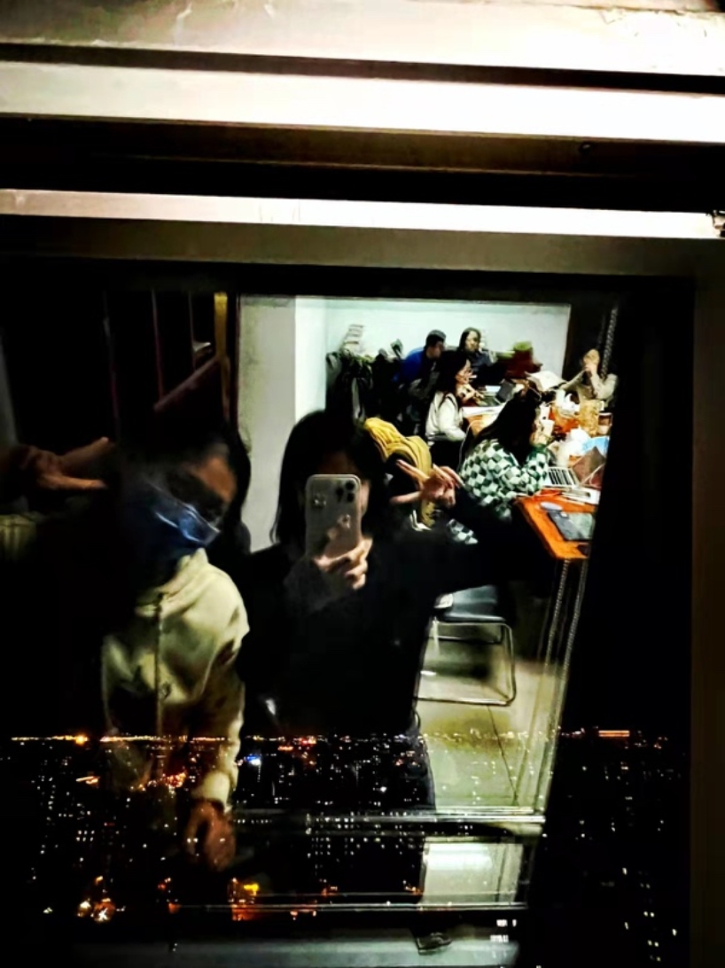 图片包含 室内, 前, 男人, 桌子

描述已自动生成