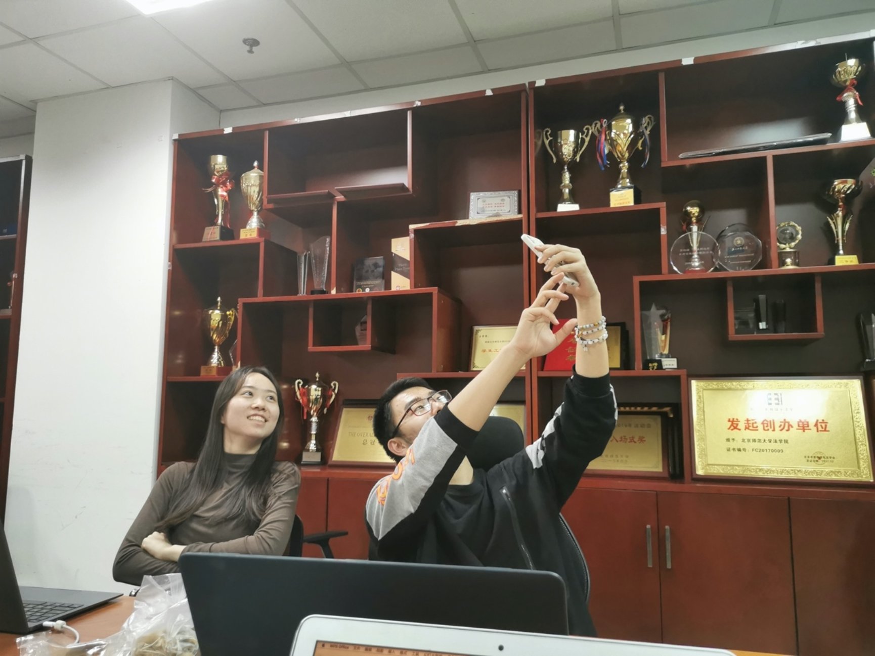 会议室里的人们

描述已自动生成