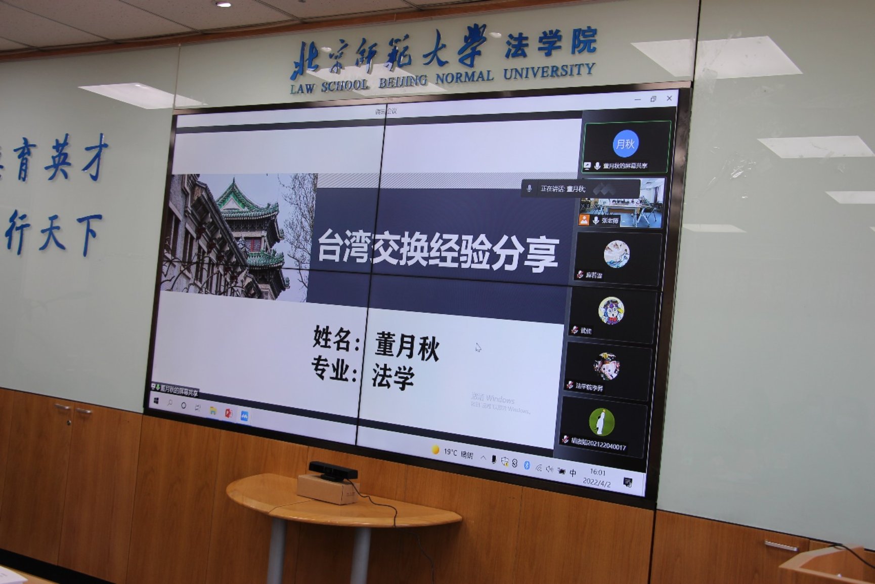 桌子上放着游戏机

低可信度描述已自动生成