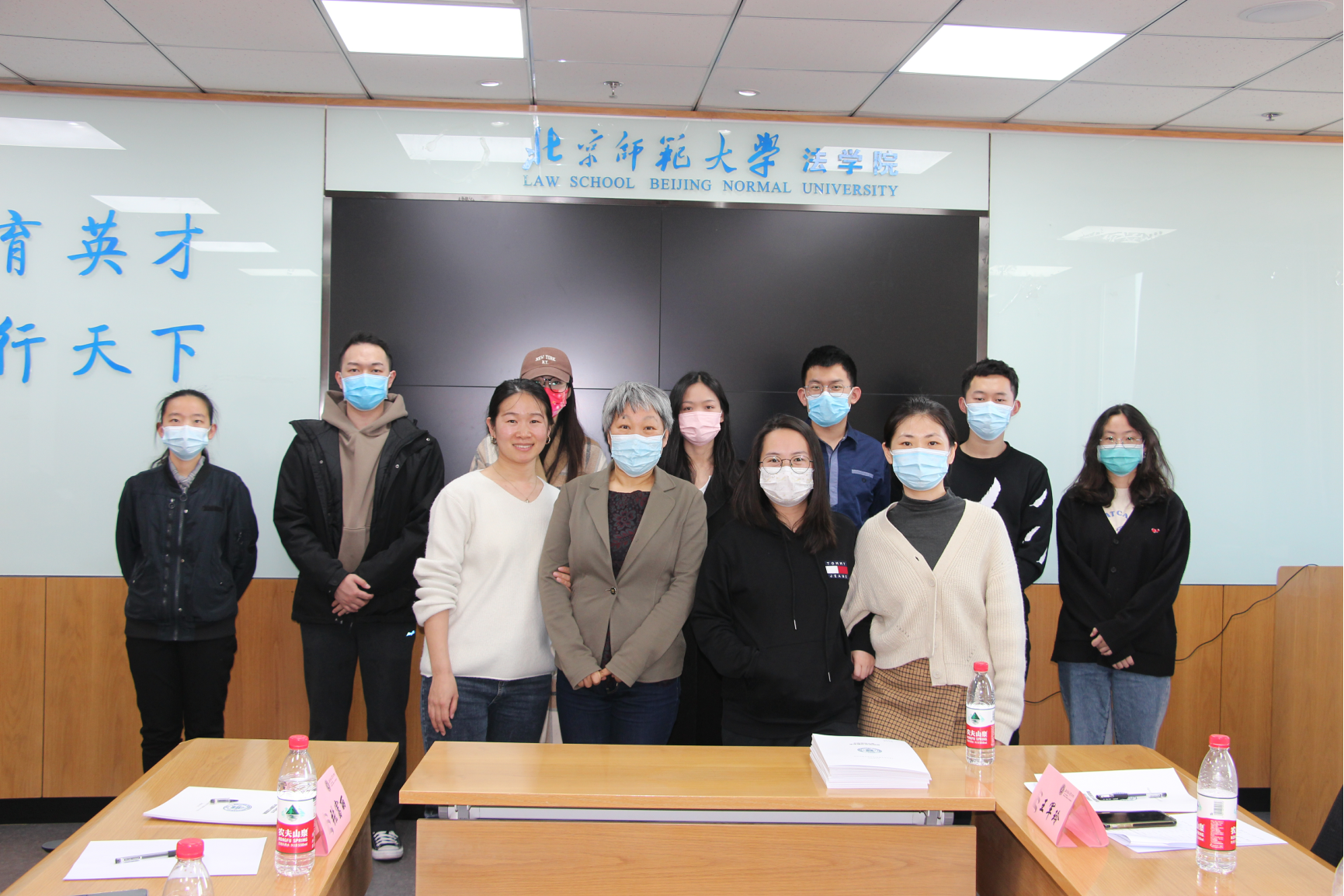 一群人站在桌子前摆拍

描述已自动生成