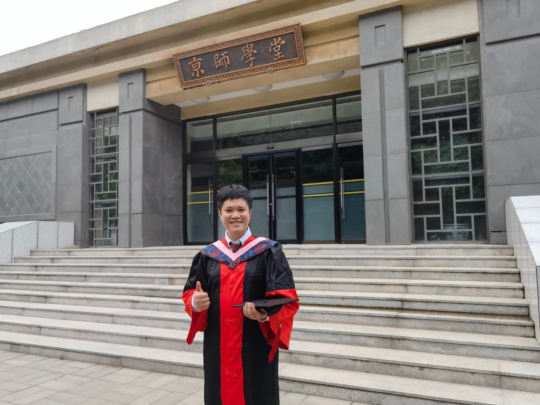 男人和女人走在街道上

中度可信度描述已自动生成